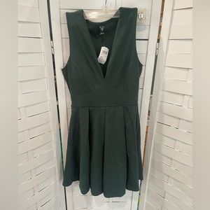 NWT Windsor Hunter Green Pleated Dress